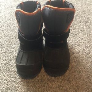 Boys size 9 snow boots